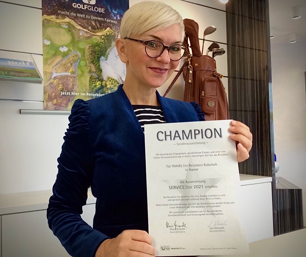 Anja Rossa mit Champion Urkunde im Reisebüro Kubutsch