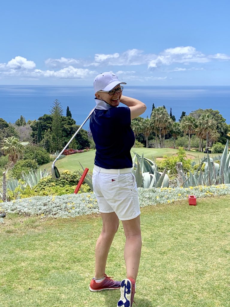 Blick auf den Abschlag von Tee 4 des Tecina golf mit Anja Rossa im Vordergrund