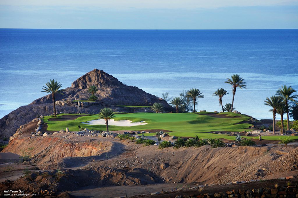 Golfplatz auf Gran Canaria mit Meerblick
