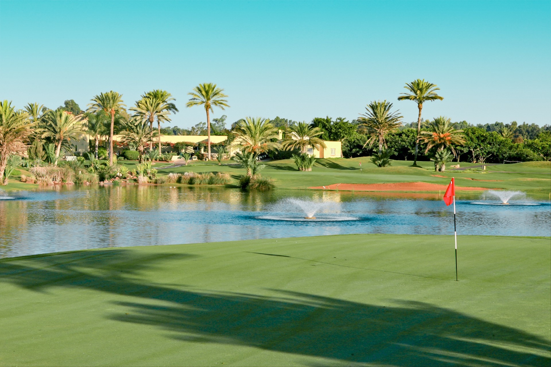 Golfbahn auf dem Golfplatz in Agadir mit Clubhaus