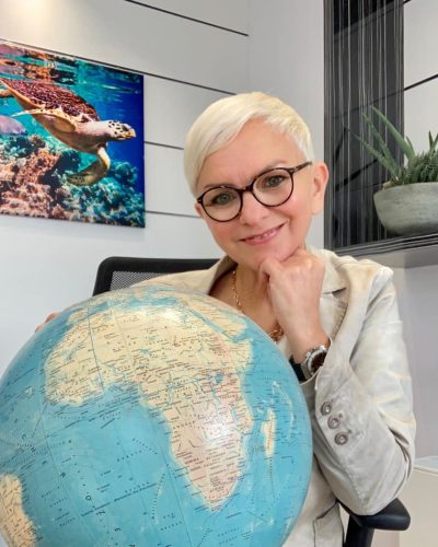 Anja mit Afrika Globus Afrika Reisen mit Anja Rossa im Reisebüro in Hamm