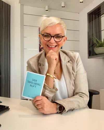 Anja mit Südafrika Karte Mit Anja Rossa im TUI Travelstar Reisebüro Kubutsch in Hamm nach Südafrika