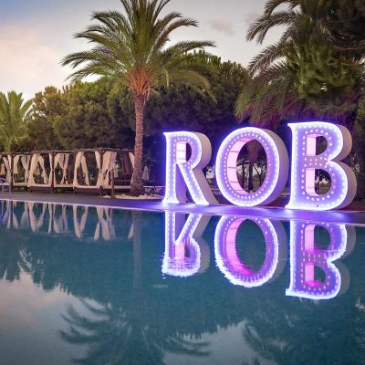 Robinson Logo am Pool